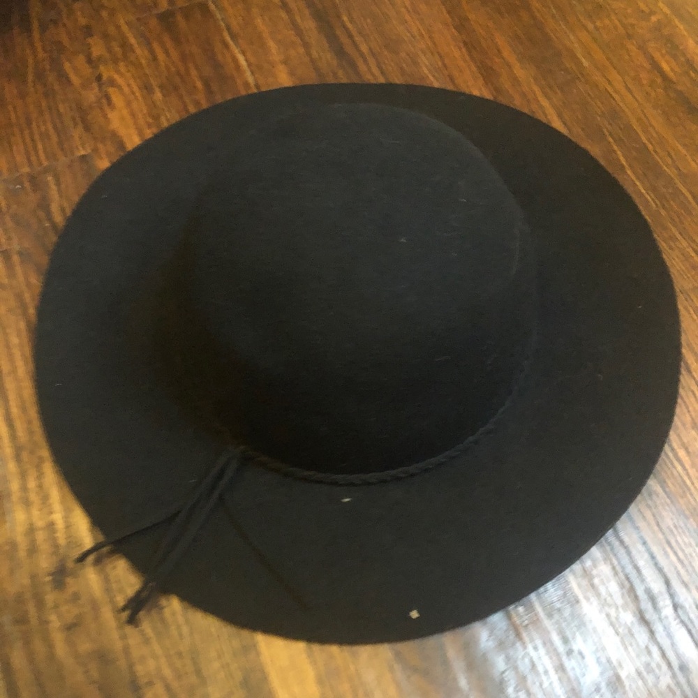 Black cloth hat